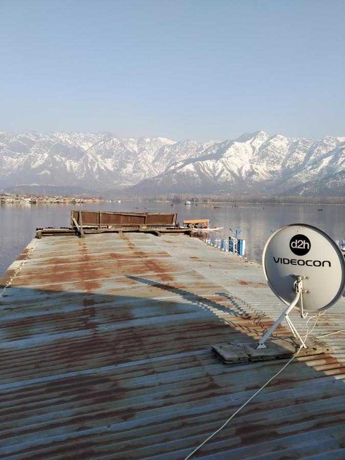 Houseboat Young Snow View Front Line Dal Lake Srinagar  Ngoại thất bức ảnh
