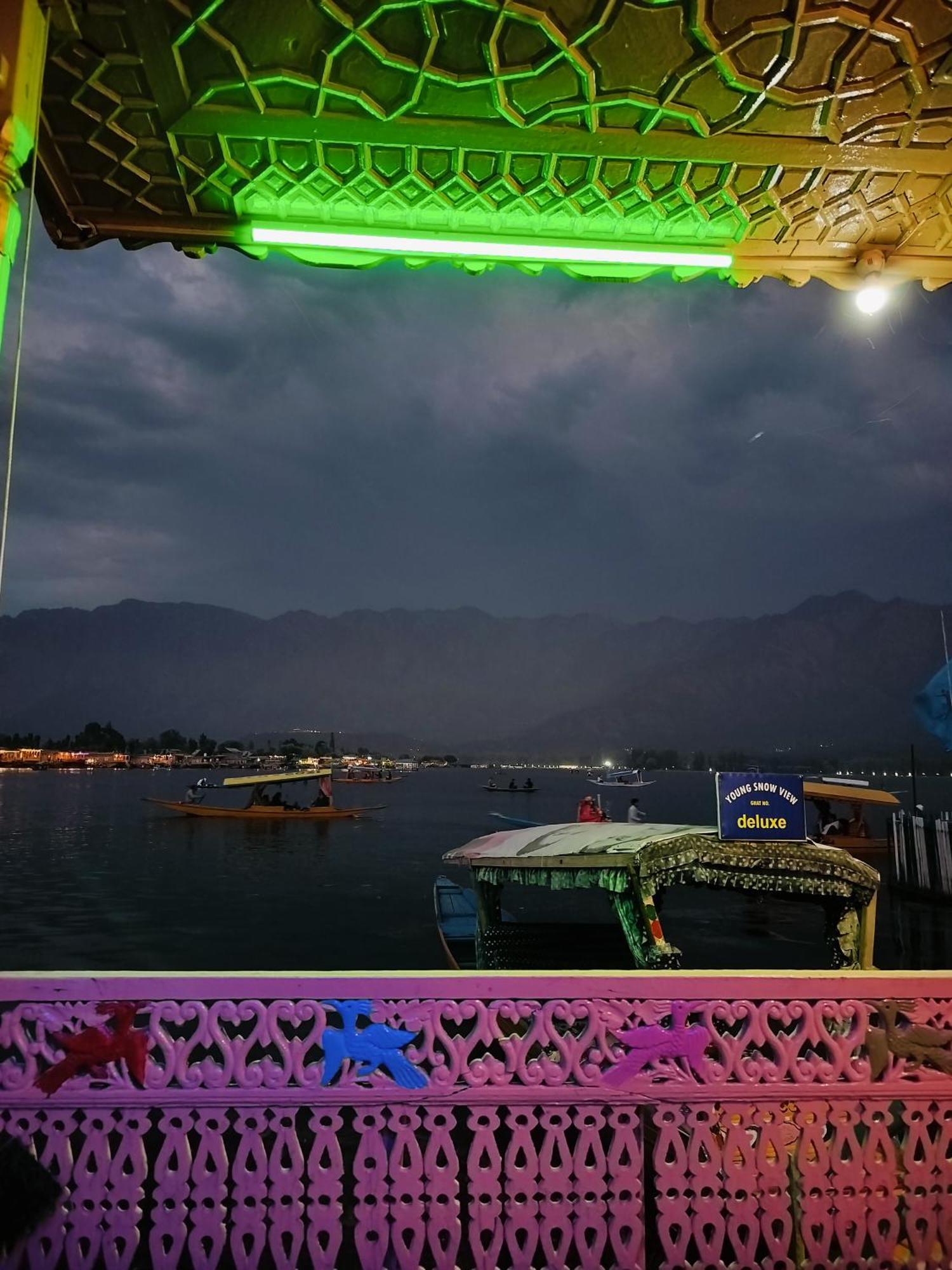 Houseboat Young Snow View Front Line Dal Lake Srinagar  Ngoại thất bức ảnh