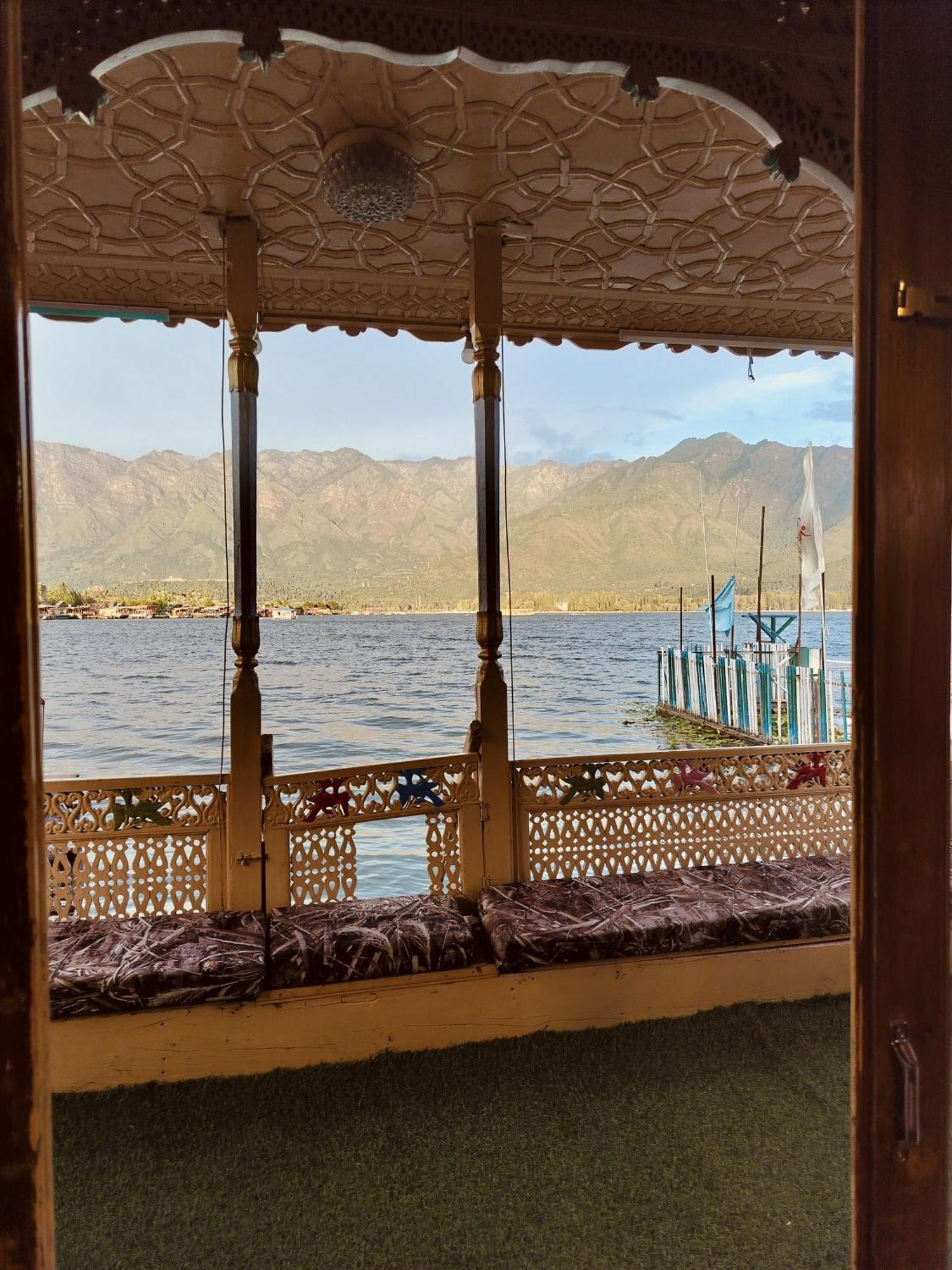 Houseboat Young Snow View Front Line Dal Lake Srinagar  Ngoại thất bức ảnh