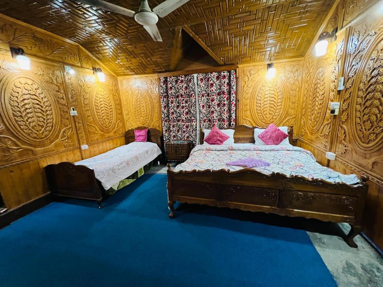 Houseboat Young Snow View Front Line Dal Lake Srinagar  Phòng bức ảnh