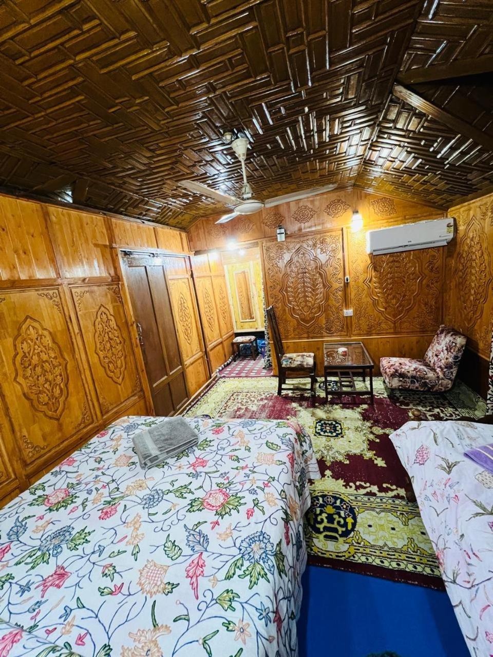 Houseboat Young Snow View Front Line Dal Lake Srinagar  Phòng bức ảnh