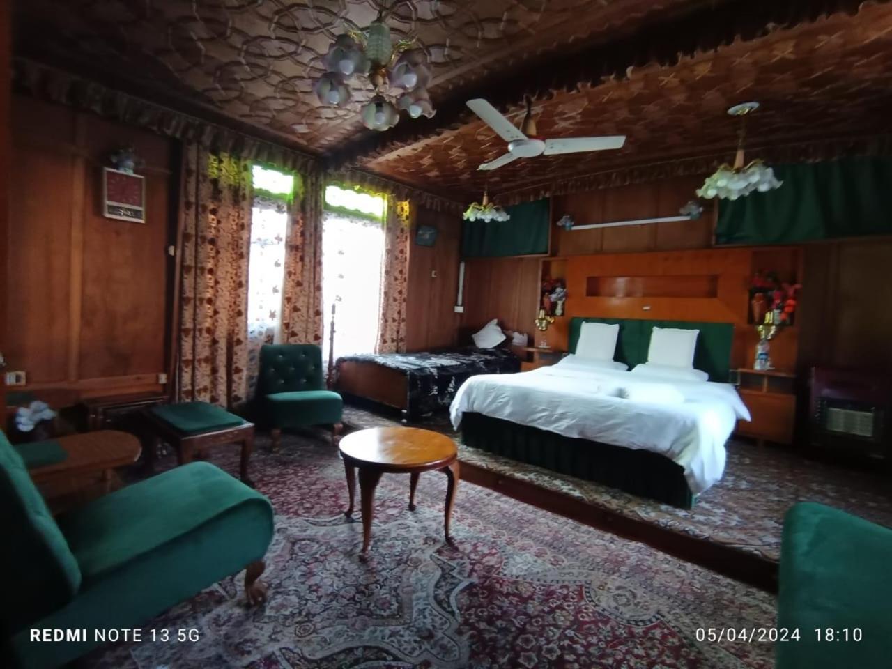 Houseboat Young Snow View Front Line Dal Lake Srinagar  Phòng bức ảnh