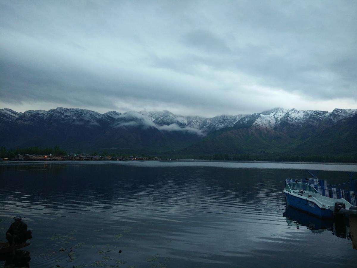 Houseboat Young Snow View Front Line Dal Lake Srinagar  Ngoại thất bức ảnh