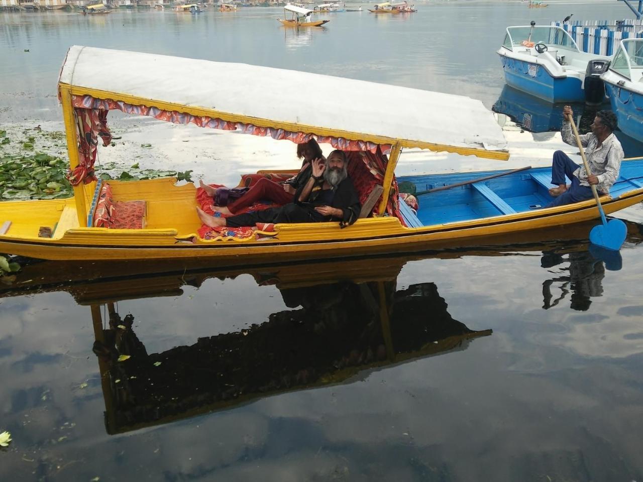 Houseboat Young Snow View Front Line Dal Lake Srinagar  Ngoại thất bức ảnh