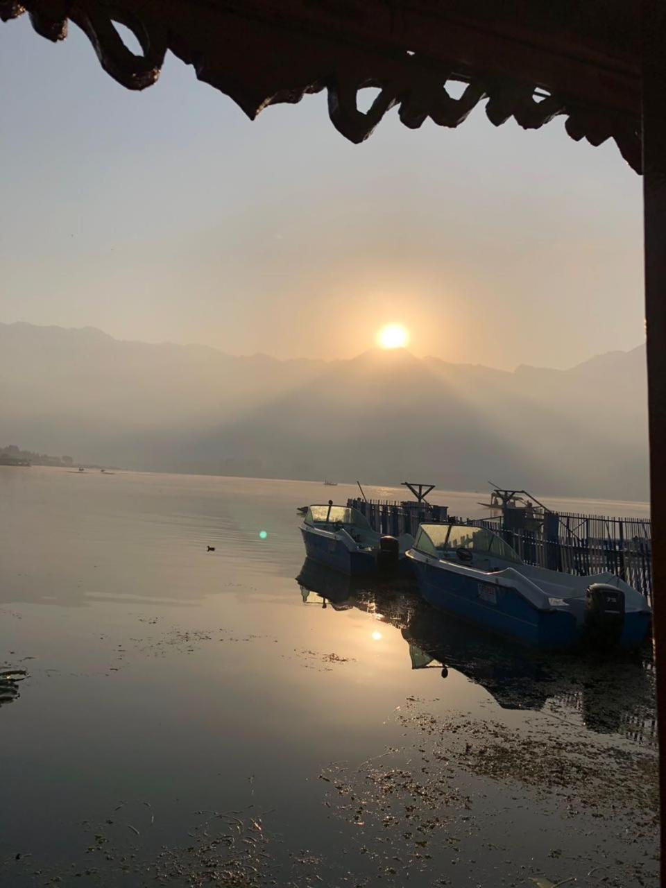 Houseboat Young Snow View Front Line Dal Lake Srinagar  Ngoại thất bức ảnh