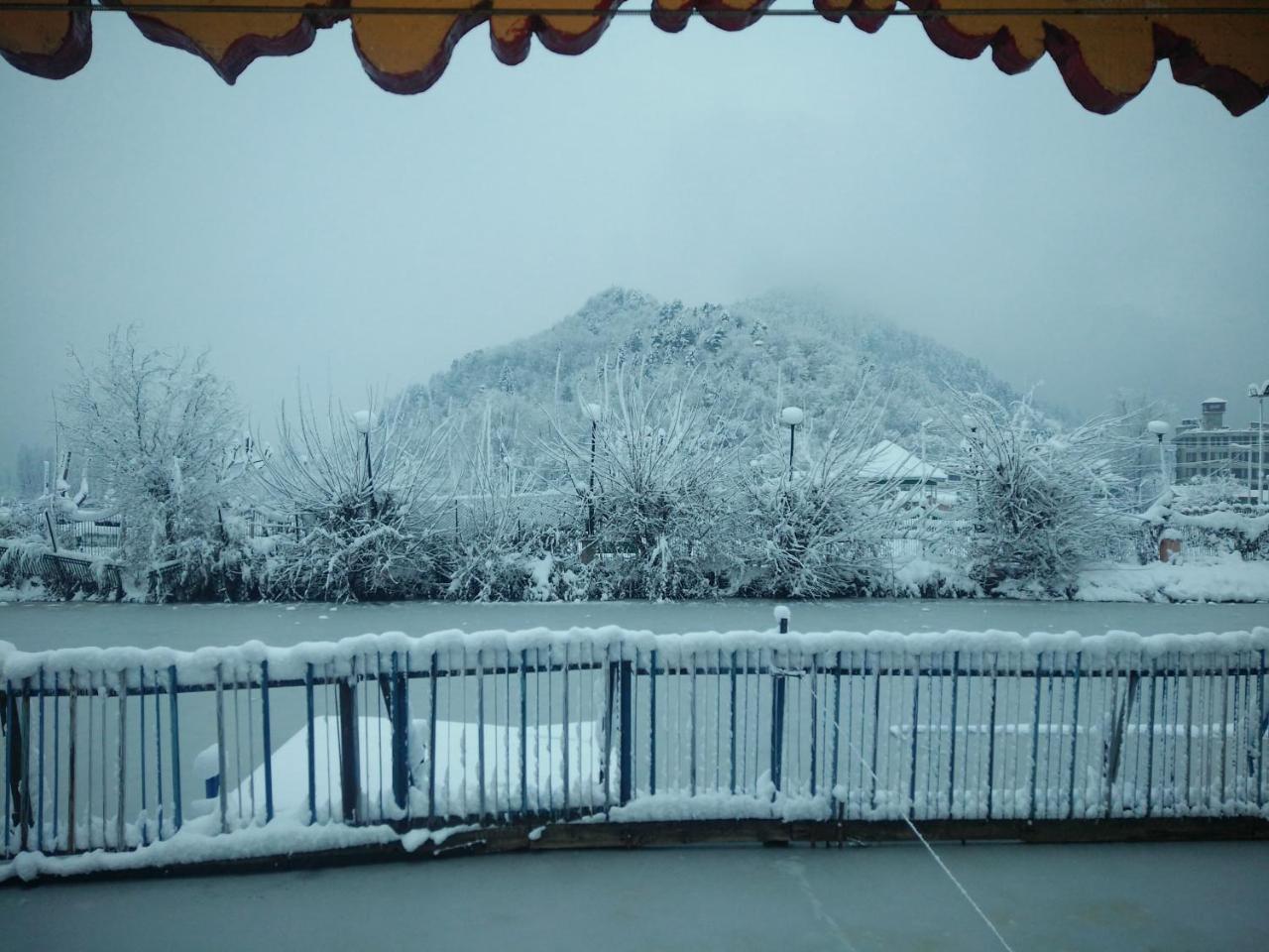 Houseboat Young Snow View Front Line Dal Lake Srinagar  Ngoại thất bức ảnh