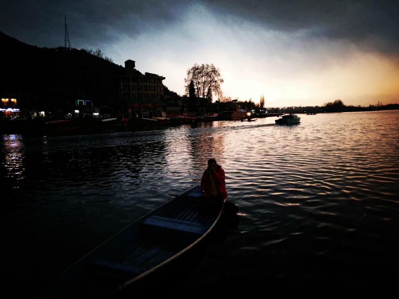 Houseboat Young Snow View Front Line Dal Lake Srinagar  Ngoại thất bức ảnh