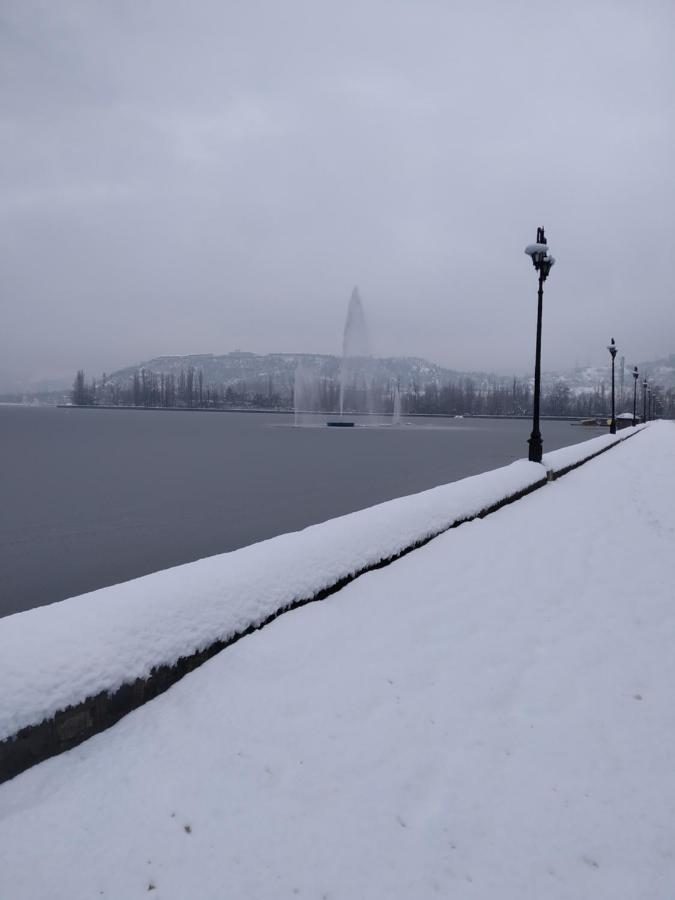 Houseboat Young Snow View Front Line Dal Lake Srinagar  Ngoại thất bức ảnh
